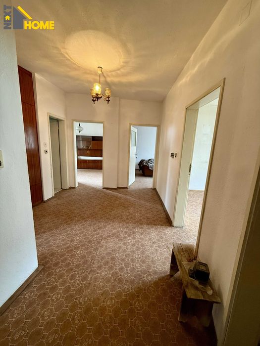 Просторен тристаен апартамент (етаж от къща) до стадиона