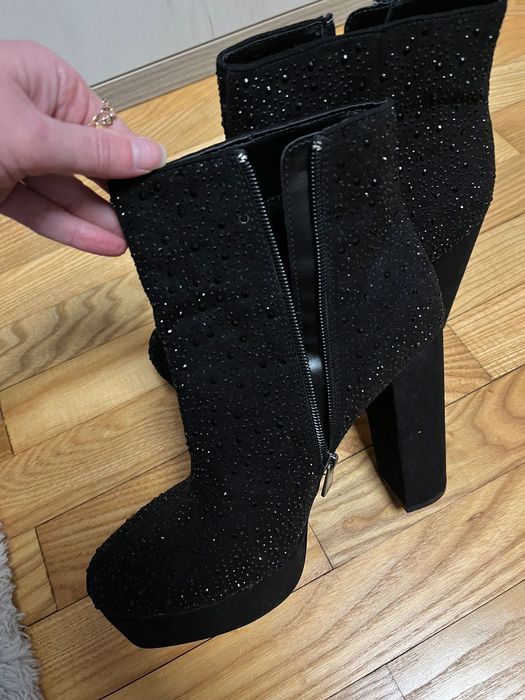 Нови обувки в черен цвят с кристали.