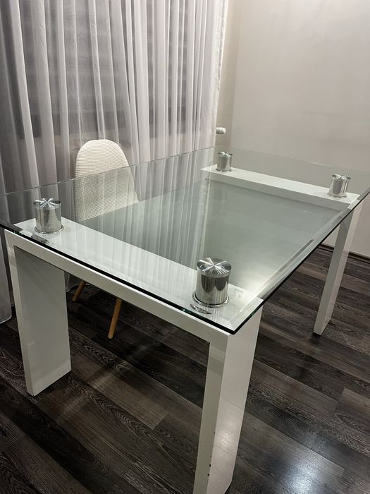 Трапезарна стъклена маса