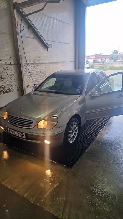 Vand sau schimb mercedes c200 d