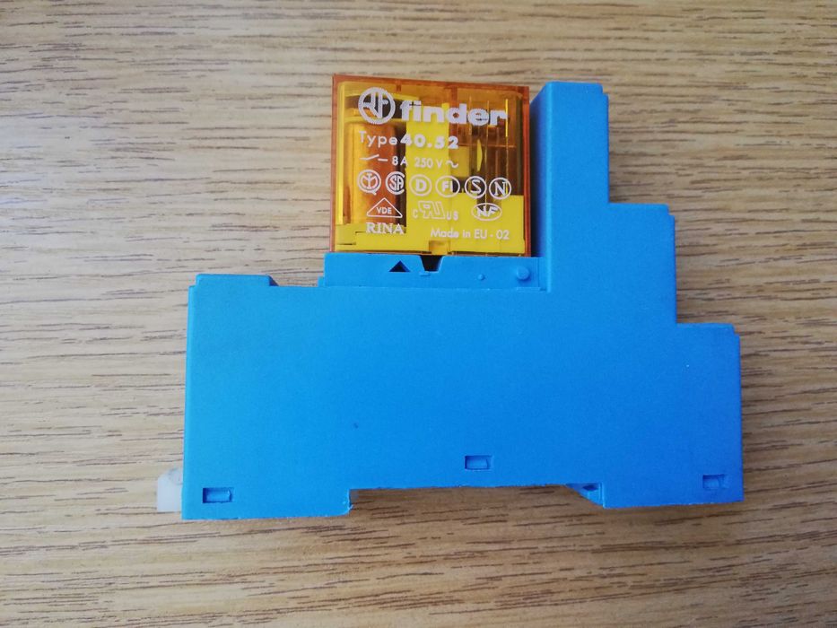 Releu electromagnetic Finder la 230V ac 8A cu soclu