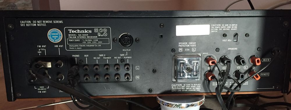 Техникс усилвател с вградено радио SA300K