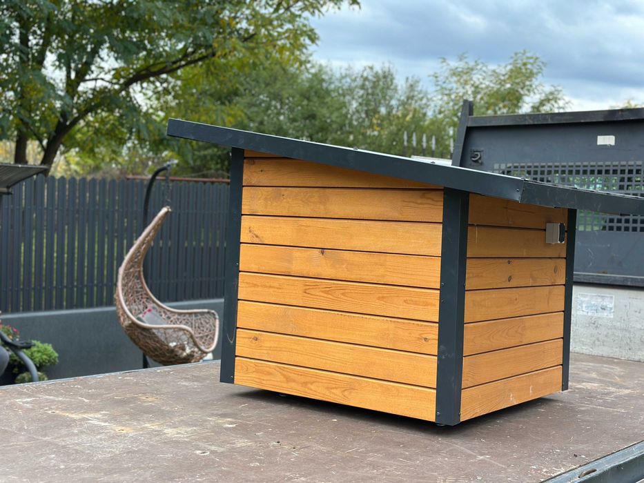 Cusca caine izolata – panouri sandwich, structura metalica