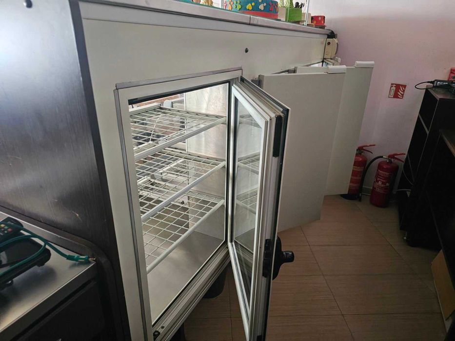 Сладкарско обзавеждане - хладилна и неутрална витрина , щанд маса