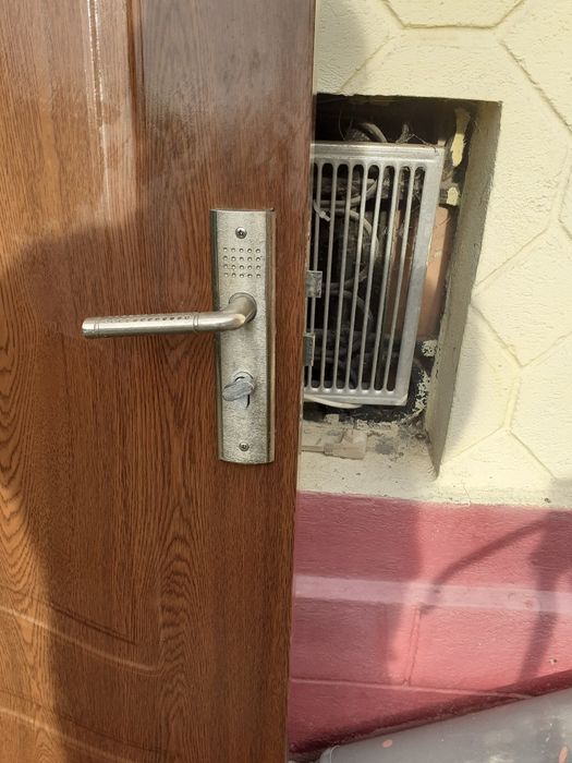 Vând ușă interior 400 lei  trei bucăți.