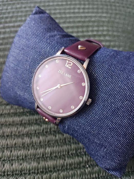 Часовник с кристали, Виолетов-Zee Lane