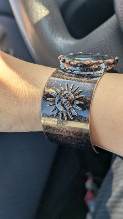 Гривна с естествени камъни и материали.