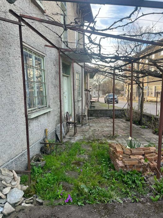 Къща с просторен двор в центъра на село Горица, община Попово