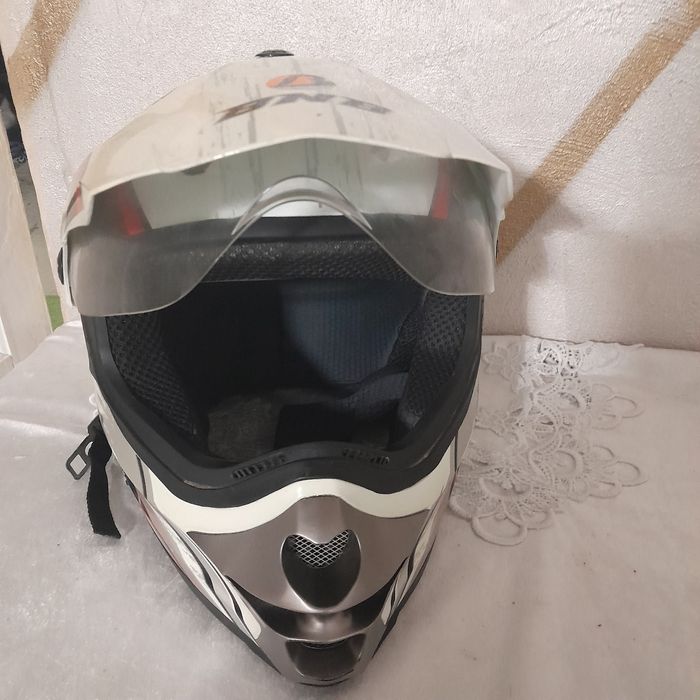 кроссовый мотошлем / мотокросс-шлем.