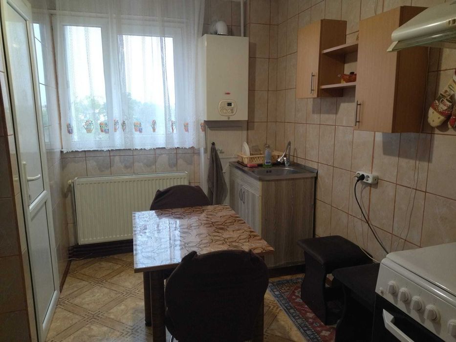 Inchiriez Apartament 2 camere, etaj 2, balcon închis