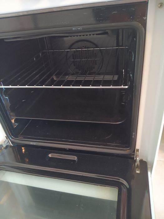 Готварска Печка Аристон на Ток и Газ + газова бутилка пълна 400лв