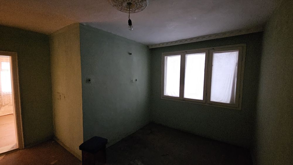 Имот гр. Дулово ,ЕТАЖ от къща с двор, гараж, градина