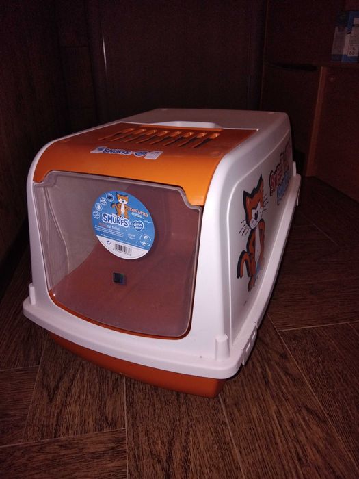 закрита котешка тоалетна