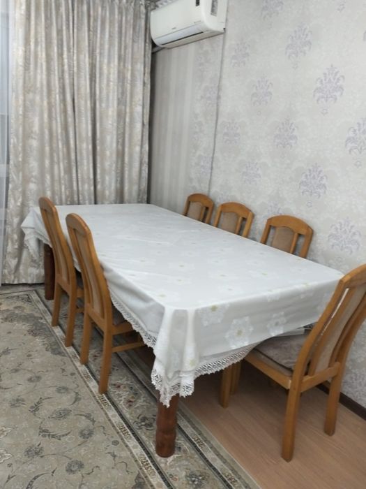Стол для гостиной со стульями