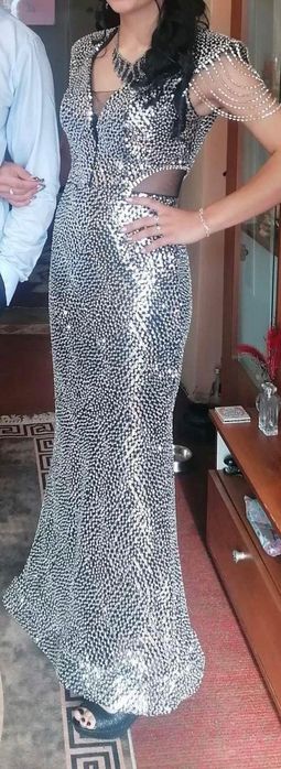 Рокля размер M обличана веднъж