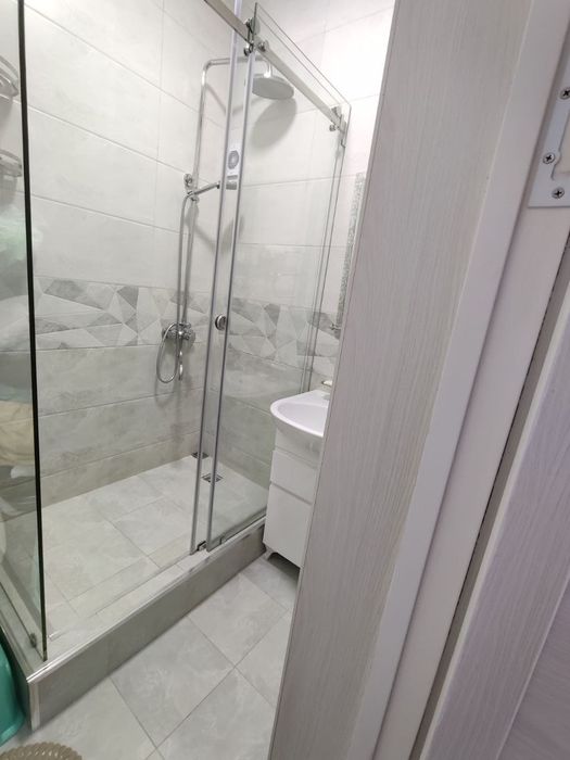 Мирзо Улугбек туманида 2 хоналик  2 этажда ремонти билан сотилади.