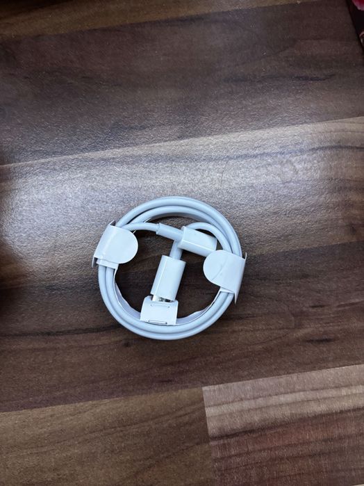 iPhone – адаптер и Lightning кабел