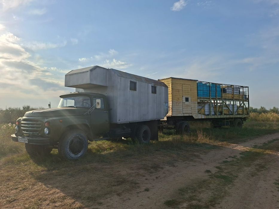 Пасека, автомобиль + прицеп с ульями.
