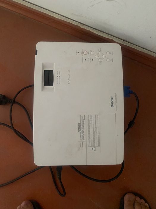 Проектор Sanyo.