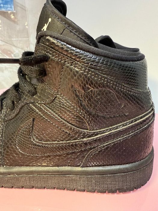 Vand adidasi Air Jordan 1 Mid ,,Black Snakeskin”