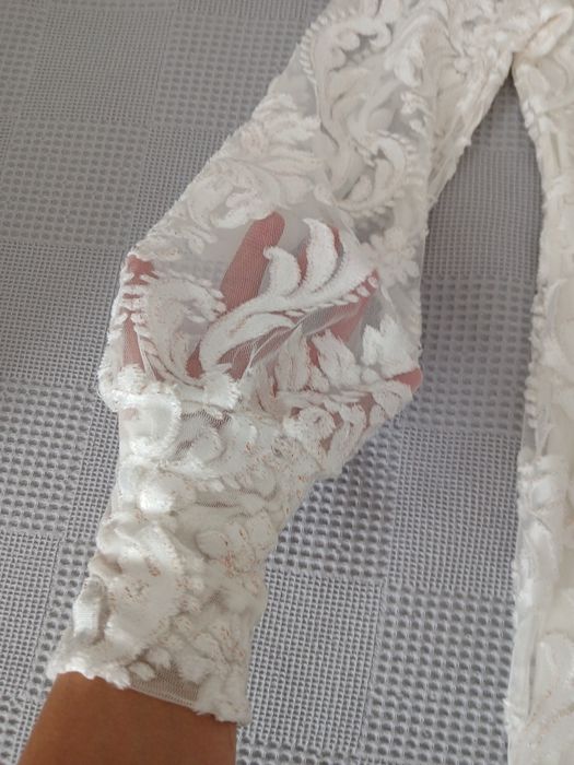 Бяла елегантна рокля