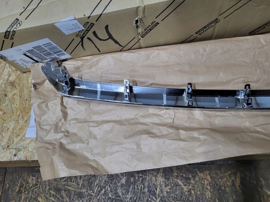 Хромирана лайстна за предна броня на Lexus