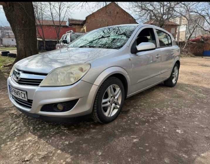 Продавам лек автомобил