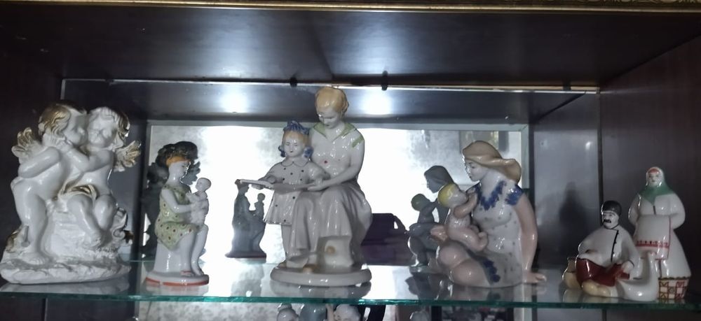 Статуэтки фарфоровые и другие