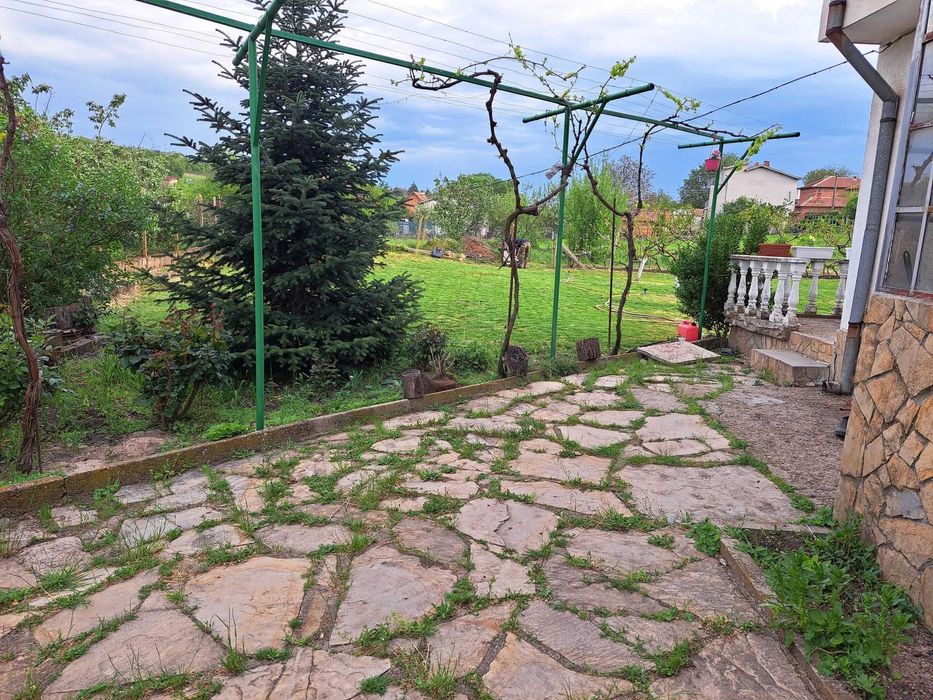 Собственик продава двуетажна масивна къща