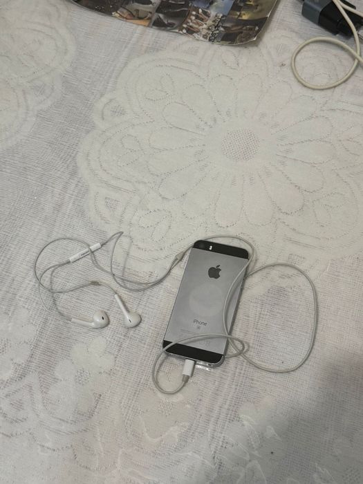 Iphone SE-1 в идеальном состоянии.