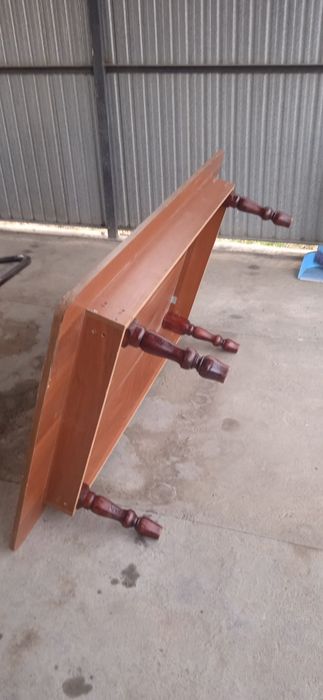 Стол низкий ламинированный