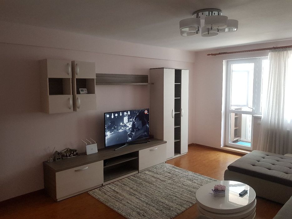 Proprietar închiriez apartament 3 camere  600 €