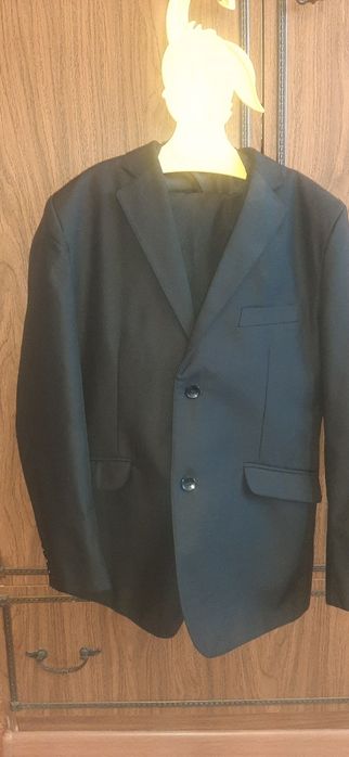 Костюм школьный чёрный.