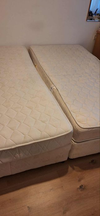 Две единични легла