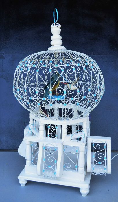 Colivie veche realizata manual din sarma si lemn