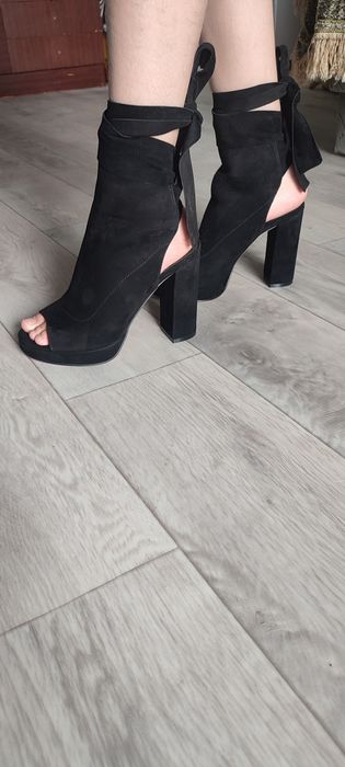 Босоножки замшевые