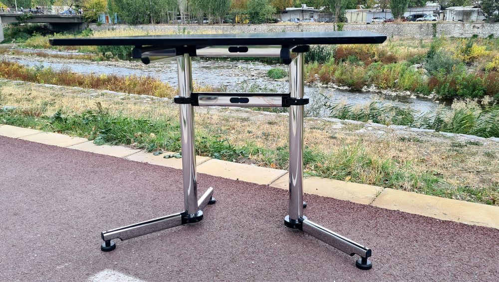 Стилна и функционална маса от висок клас USM Haller Kitos за дома офис