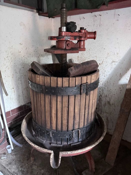 presa de struguei veche in stare de functiune de capacitatea de 800 litri