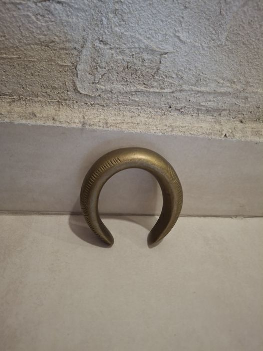 Масивна бронзова гривна