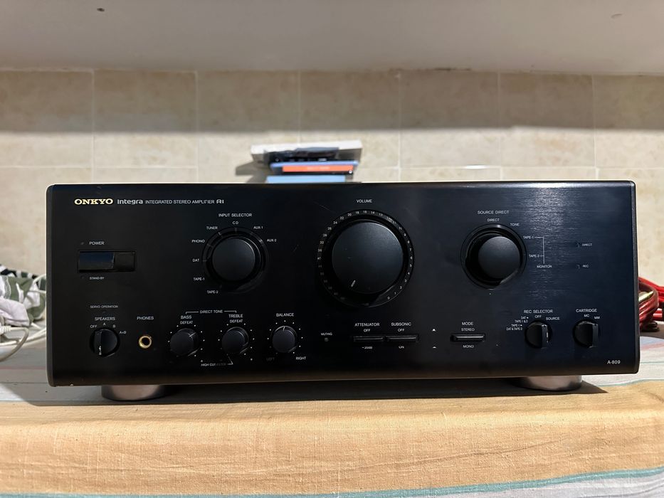 Amplificator de putere Onkyo integra R1.