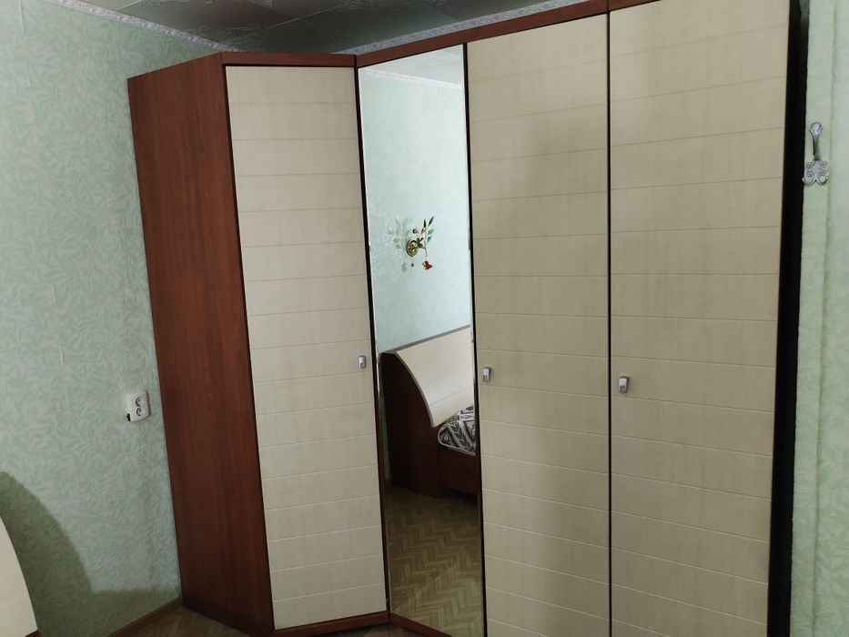 Кровать и шкафы.