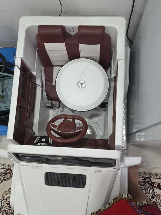 Продам игрушечную машину мерседес