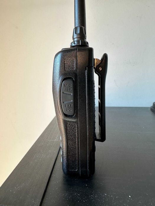 Радиостанция Yaesu FT-60R