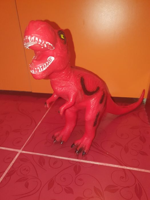 Vând dinozauri de diferite mărimi