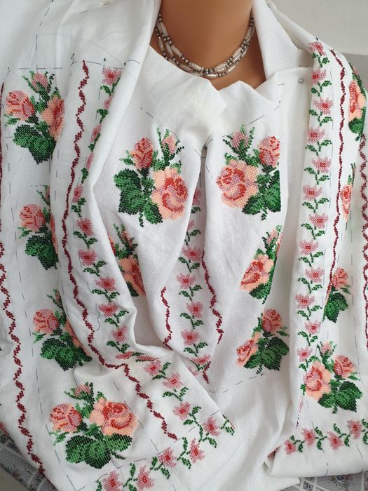 Cămașa națională cusuta cu margele