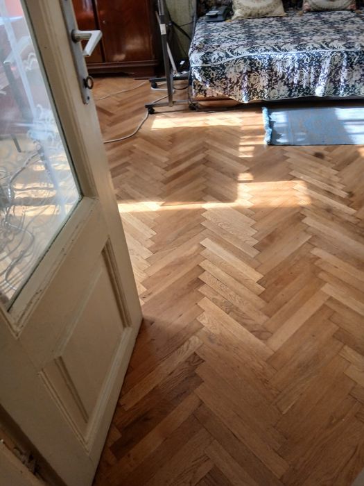 Casa zona centrala,din caramida, libera,toate utilitatile,singur in curte.De vanzare casa zona centrala,toate utilitatile,singur in curte.
