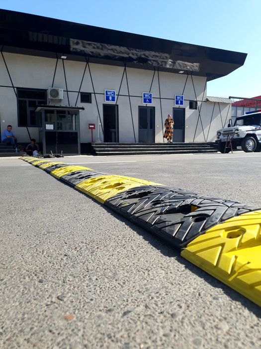 Avtomobil tezligini kamaytiruvchi sun'iy yo'l notekisligi