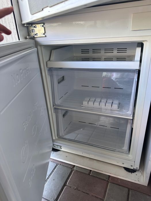 Продам встраиваемый холодильник Самсунг