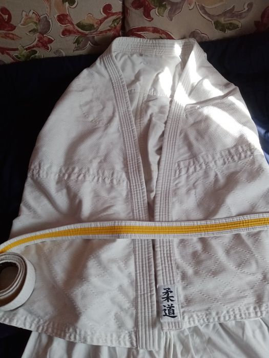 Vând costum judo