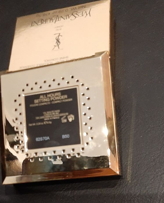 Суха пудра на марката Ives Saint Laurent